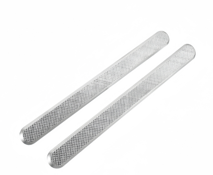 מה המטרה של פסי רצפה מישוש, והיכן הם מותקנים בדרך כלל?